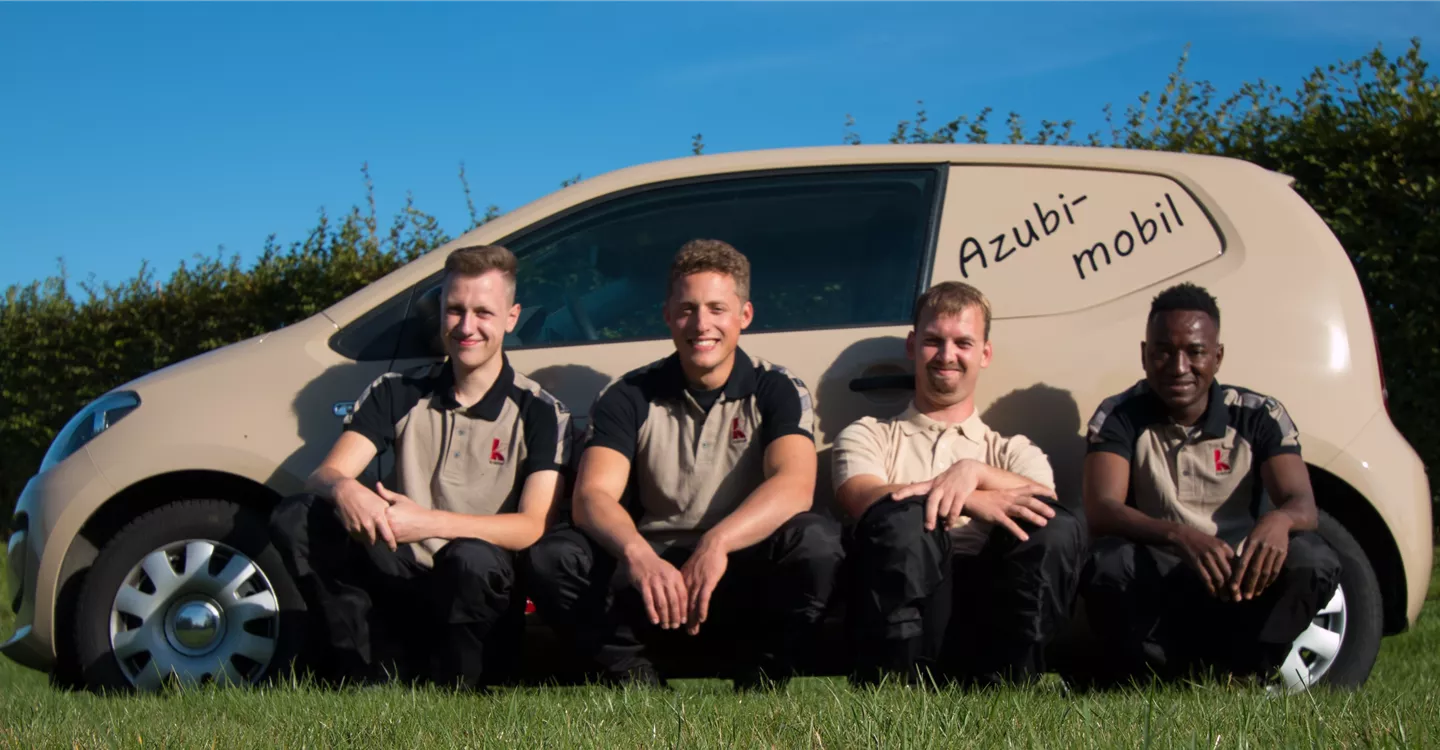 Azubis der Gartenbaumschule Kremer mit dem Azubi-Car